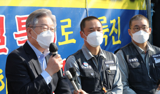 이재명 민주당 대선후보가 14일 경남 거제시 대우조선소 정문 앞에서 열린 대우조선소 노조·시민대책위 타운홀 미팅에서 노조와 시민대책위의 발언을 들은 뒤 답변하고 있다. 연합뉴스